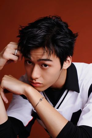 ▲天菜鮮肉季凡立(中),成為蔡昌憲(右起逆時針)、禾浩辰、宋芸樺、吳奕蓉師弟。(圖/快樂成長娛樂提供)