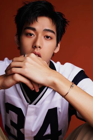 ▲天菜鮮肉季凡立(中),成為蔡昌憲(右起逆時針)、禾浩辰、宋芸樺、吳奕蓉師弟。(圖/快樂成長娛樂提供)