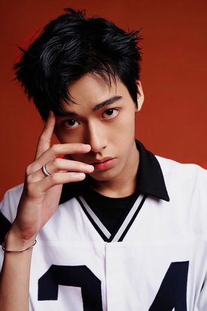 ▲天菜鮮肉季凡立(中),成為蔡昌憲(右起逆時針)、禾浩辰、宋芸樺、吳奕蓉師弟。(圖/快樂成長娛樂提供)