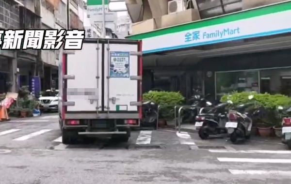 ▲▼物流車擋路口害2機車對撞,她慘摔滑壘還得重賠 。(圖/民眾提供,下同)