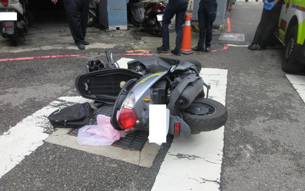 ▲▼物流車擋路口害2機車對撞,她慘摔滑壘還得重賠 。(圖/民眾提供,下同)