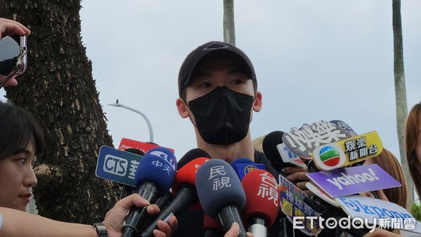 ▲許光漢6日中午退伍了,頭戴鴨舌帽現身。(圖/記者高堂堯攝,下同)