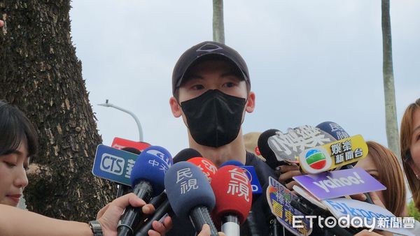 ▲許光漢6日中午退伍了,頭戴鴨舌帽現身。(圖/記者高堂堯攝,下同)