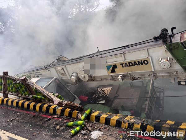 ▲台北市北投區發生吊車翻覆事故。(圖/記者黃彥傑翻攝,下同)