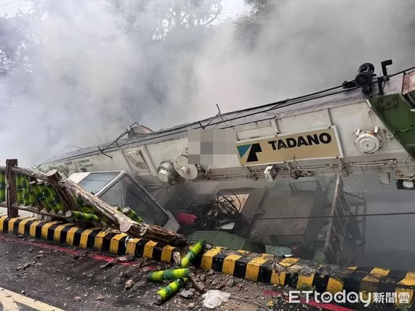 ▲台北市北投區發生吊車翻覆事故。(圖/記者黃彥傑翻攝,下同)