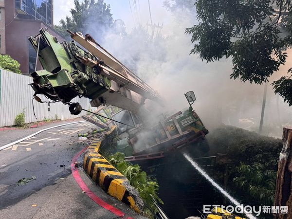 ▲台北市北投區發生吊車翻覆事故。(圖/記者黃彥傑翻攝,下同)