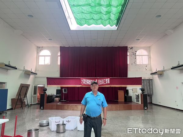 ▲大潭里里長陳中正站在「大潭里里漁民活動中心」,上方屋頂被颱風吹毀仍未完全修復。(圖/記者蘇晏男攝)