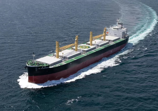 ▲台航六萬噸級台健輪,也是自備吊桿,適合航行烏克蘭的船型。(圖/台航提供)