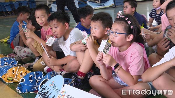 ▲女棒姐姐陪打球 頂新暑期營助北海岸童健康成長▼ 。(圖/記者鄭遠龍攝)