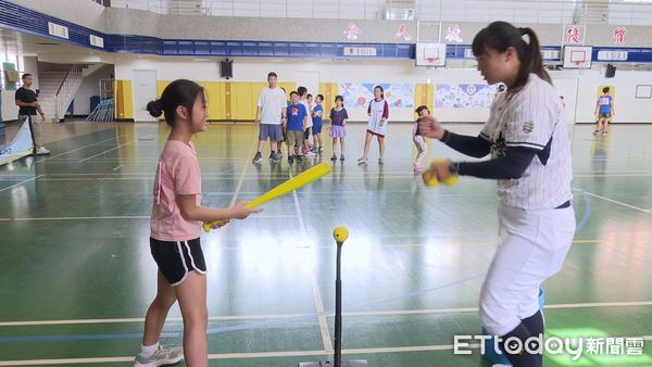 ▲女棒姐姐陪打球 頂新暑期營助北海岸童健康成長▼ 。(圖/記者鄭遠龍攝)