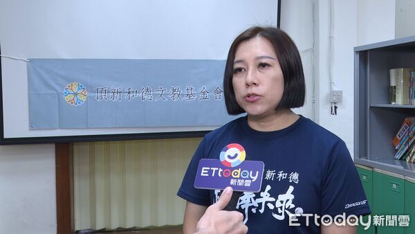 ▲女棒姐姐陪打球 頂新暑期營助北海岸童健康成長▼ 。(圖/記者鄭遠龍攝)