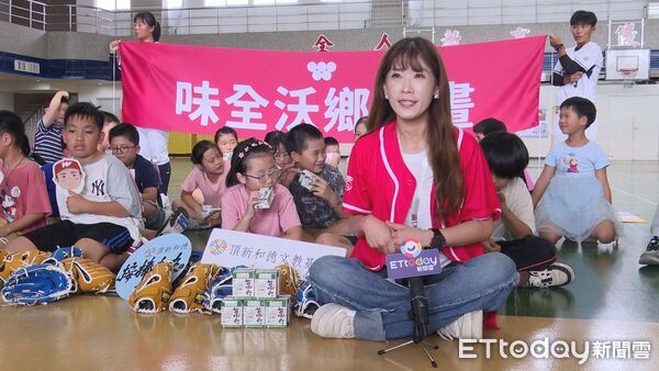 ▲女棒姐姐陪打球 頂新暑期營助北海岸童健康成長▼ 。(圖/記者鄭遠龍攝)