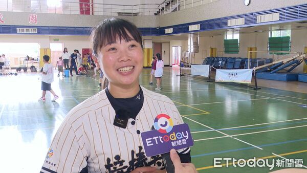 ▲女棒姐姐陪打球 頂新暑期營助北海岸童健康成長▼ 。(圖/記者鄭遠龍攝)