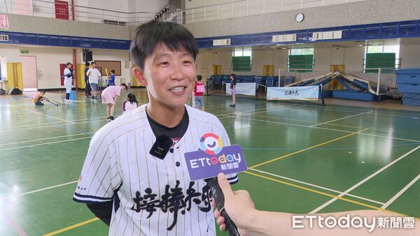 ▲女棒姐姐陪打球 頂新暑期營助北海岸童健康成長▼ 。(圖/記者鄭遠龍攝)