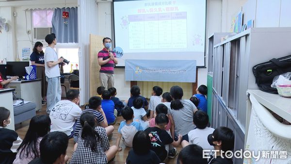 ▲女棒姐姐陪打球 頂新暑期營助北海岸童健康成長▼ 。(圖/記者鄭遠龍攝)