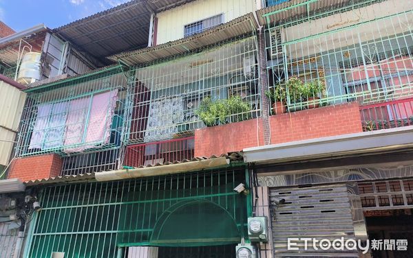 ▲▼高雄民宅發生火警。(圖/記者吳世龍翻攝)
