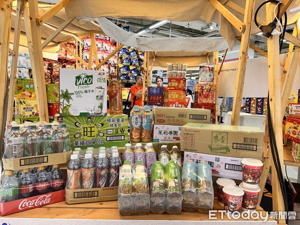▲▼家樂福中元檔期開跑,多項獨家、新品零食組合,還有蠟筆小新周邊加購。(圖/記者林育綾攝)