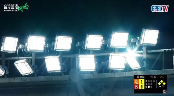▲桃園球場燈光異常 。(圖/截自CPBL.TV)