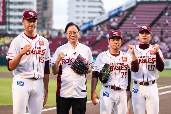 ▲桃園市長張善政與3位東北樂天金鷲臺籍選手陽柏翔、王彥程及蕭齊合影 。(圖/桃園市政府提供)