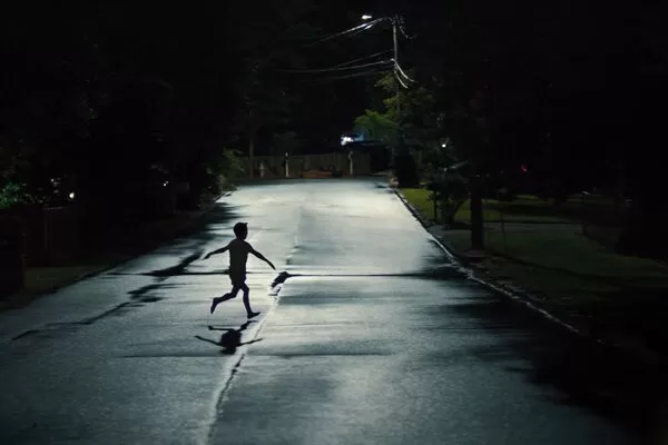 ▲喬許布洛林在新片《凶器》為兒子失蹤一事開嗆老師,火爆場面一觸即發。(圖/華納提供)