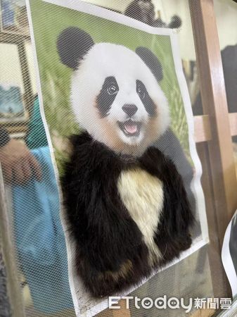 ▲▼「草原之約 青春交響」兩岸青年藝術交流營,參訪察右後旗文化館展出的察哈爾毛繡。(圖/記者陳冠宇攝)