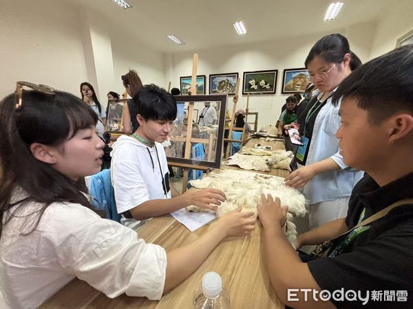 ▲▼「草原之約 青春交響」兩岸青年藝術交流營,參訪察右後旗文化館展出的察哈爾毛繡。(圖/記者陳冠宇攝)