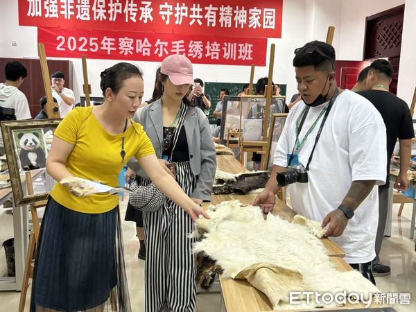 ▲▼「草原之約 青春交響」兩岸青年藝術交流營,參訪察右後旗文化館展出的察哈爾毛繡。(圖/記者陳冠宇攝)