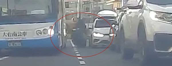 ▲台南安南區6日下午發生一起機車擦撞小客車事故,騎士肇事後駛離現場。(圖/翻攝WoWtchout - 地圖型行車影像分享平台,下同)