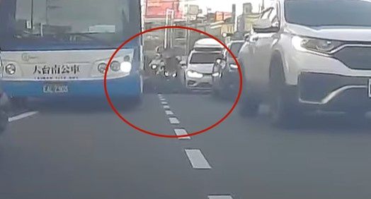 ▲台南安南區6日下午發生一起機車擦撞小客車事故,騎士肇事後駛離現場。(圖/翻攝WoWtchout - 地圖型行車影像分享平台,下同)