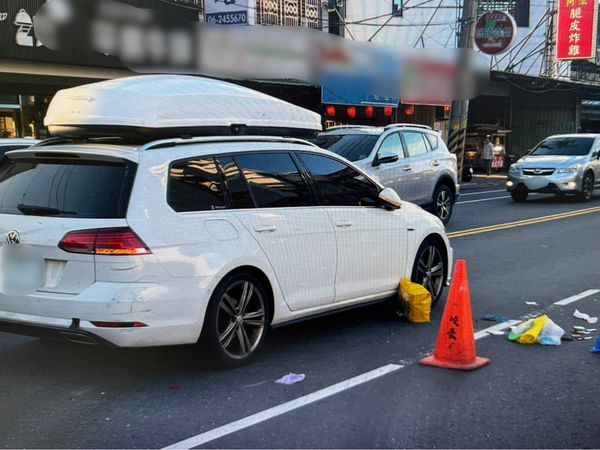 ▲台南安南區6日下午發生一起機車擦撞小客車事故,騎士肇事後駛離現場。(圖/翻攝WoWtchout - 地圖型行車影像分享平台,下同)