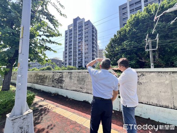 ▲▼烏日一棟面對鐵道的大樓高樓層的玻璃遭射裂,住戶驚呼,鋼珠從哪裡來。(圖/民眾提供,下同)