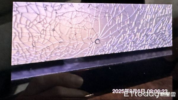 ▲▼烏日一棟面對鐵道的大樓高樓層的玻璃遭射裂,住戶驚呼,鋼珠從哪裡來。(圖/民眾提供,下同)