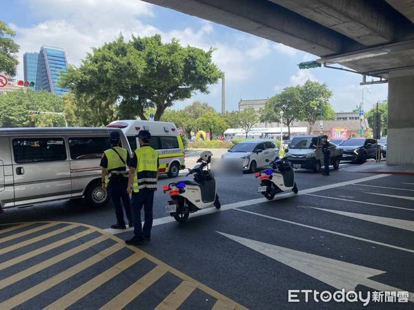 ▲▼ 北市救護車與多元計程車發生車禍。(圖/記者邱中岳翻攝,下同)