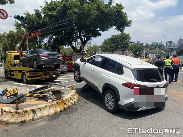▲▼ 北市救護車與多元計程車發生車禍。(圖/記者邱中岳翻攝,下同)