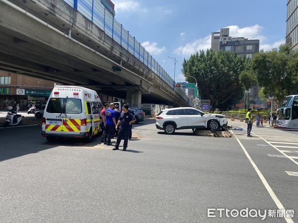 ▲▼ 北市救護車與多元計程車發生車禍。(圖/記者邱中岳翻攝,下同)