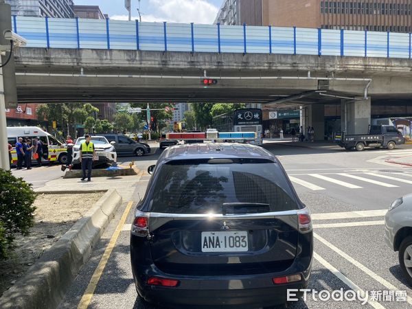 ▲▼ 北市救護車與多元計程車發生車禍。(圖/記者邱中岳翻攝,下同)