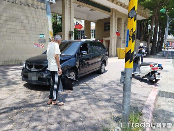 ▲▼石牌國中前汽車撞上人行道。(圖/民眾提供)
