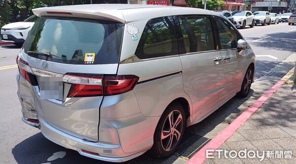 ▲▼石牌國中前汽車撞上人行道。(圖/民眾提供)