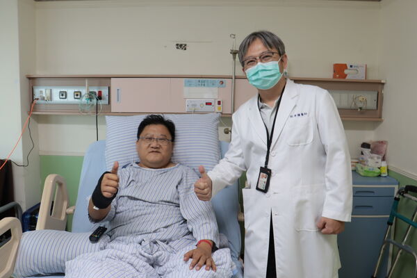 ▲國道工作人員撿拾布鉤繩遭到遊覽車撞擊。(圖/資料圖 彰化醫院提供)