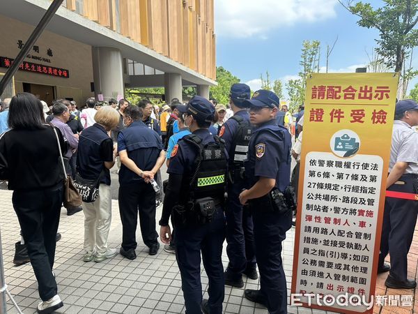 ▲牛埔幫創幫大老葉明財7日上午舉辦告別式,包含市長蔣萬安等人均到場致意,大安警方超過50名警力在場戒備。(圖/記者張君豪翻攝)