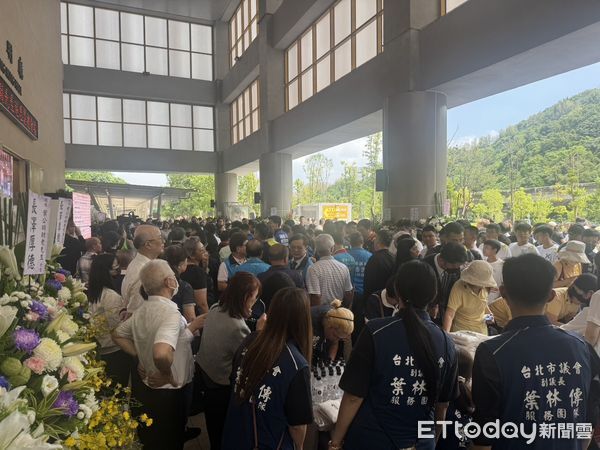 ▲牛埔幫創幫大老葉明財7日上午舉辦告別式,包含市長蔣萬安等人均到場致意,大安警方超過50名警力在場戒備。(圖/記者張君豪翻攝)