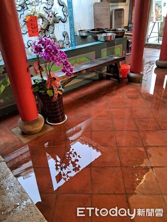 ▲台南三山國王廟遭短時強降雨侵襲,殿內積水滲漏嚴重,議員蔡宗豪與謝龍介服務團隊會勘現場。(記者林東良翻攝,下同)