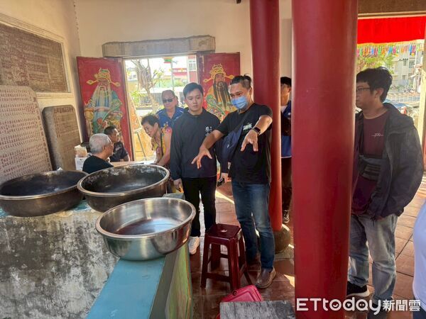 ▲台南三山國王廟遭短時強降雨侵襲,殿內積水滲漏嚴重,議員蔡宗豪與謝龍介服務團隊會勘現場。(記者林東良翻攝,下同)