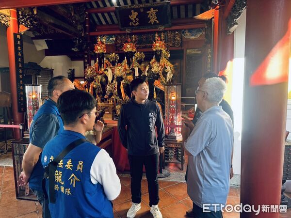▲台南三山國王廟遭短時強降雨侵襲,殿內積水滲漏嚴重,議員蔡宗豪與謝龍介服務團隊會勘現場。(記者林東良翻攝,下同)