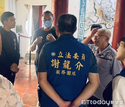 ▲台南三山國王廟遭短時強降雨侵襲,殿內積水滲漏嚴重,議員蔡宗豪與謝龍介服務團隊會勘現場。(記者林東良翻攝,下同)