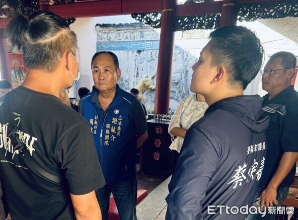 ▲台南三山國王廟遭短時強降雨侵襲,殿內積水滲漏嚴重,議員蔡宗豪與謝龍介服務團隊會勘現場。(記者林東良翻攝,下同)