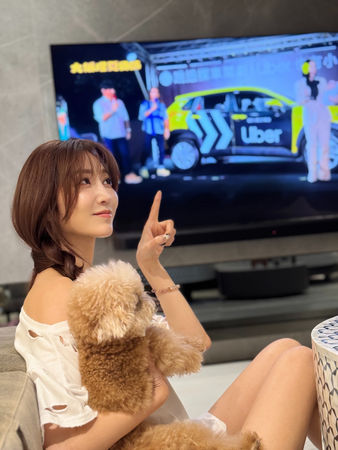 ▲苗可麗在活動上尬動力火車。(圖/Uber提供)