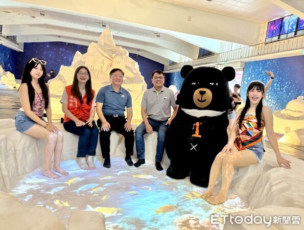 ▲「2025一見雙雕藝術季」7日於七股鹽山舉辦記者會,貴賓共同啟動冰雕儀式,揭開夏日鹽旅序幕。(記者林東良翻攝)