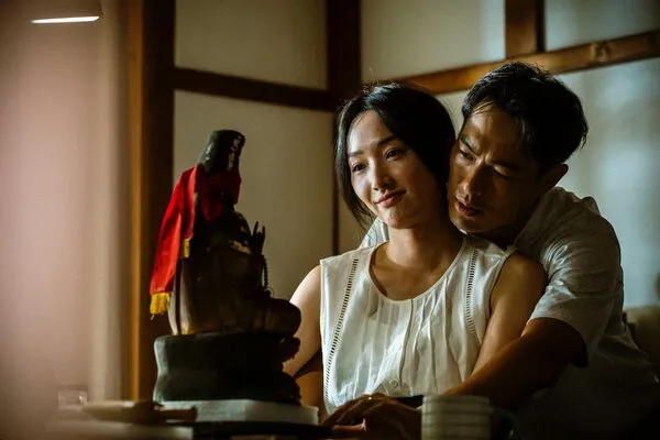 ▲楊祐寧(右)與蔡思韵(左)在《泥娃娃》飾演即將迎來新生命的夫妻。(圖/天予電影提供)