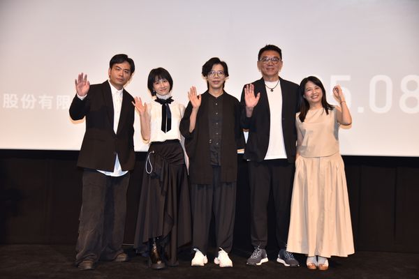 ▲《零日攻擊》日本首映會,製作人鄭心媚(左起)、監製林錦昌、導演蘇奕瑄、連俞涵、楊大正。(圖/牽猴子提供)